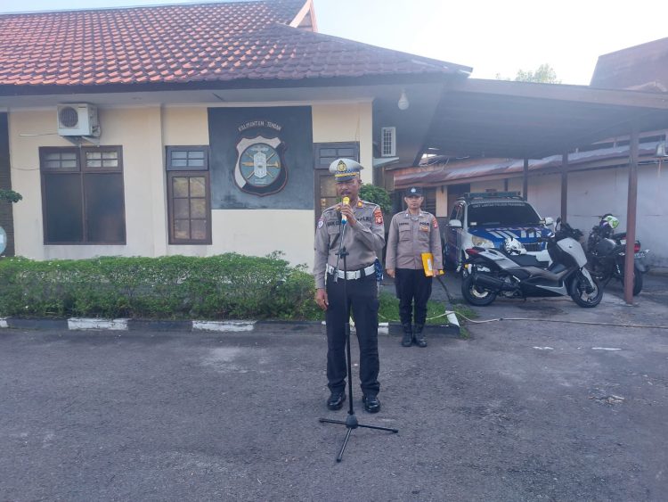 Kanitlantas Polsek Pahandut memimpin apel personel di Mako Polsek Pahandut sebagai sarana penyampaian arahan serta penguatan disiplin dalam pelaksanaan tugas kepolisian.