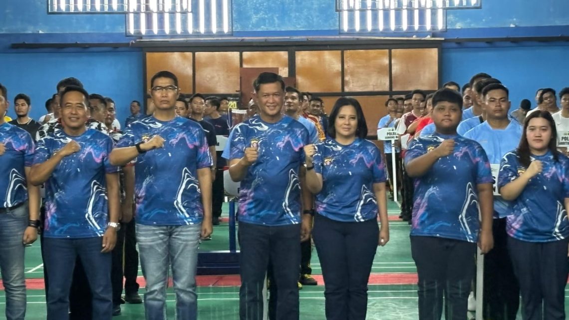Polda Kalteng menggelar kejuaraan Bulutangkis, yang diikuti 43 tim terdiri dari para personel Polda dan Polres jajaran, di GOR Pratama, Kota Palangka Raya, Senin (15/6/2026) malam.