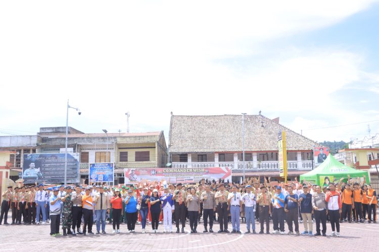 Polres Samosir menggelar Perlombaan Peraturan Baris Berbaris (PBB) tingkat SMA/SMK se-Kabupaten Samosir dengan mengusung tema “Polri Untuk Masyarakat”. Kegiatan berlangsung pada Selasa (16/6/2026) mulai pukul 08.30 WIB di Lapangan Mako Polres Samosir, Jalan Danau Toba, Kelurahan Pasar Pangururan, Kecamatan Pangururan, Kabupaten Samosir.