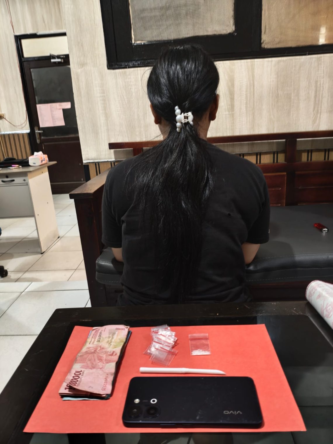 Unit Reskrim Polsek Ketapang Polres Kotawaringin Timur telah mengamankan seorang wanita ibu rumah tangga Sdri SP Bin BE 24th, saat membawa dan menyimpan 1 paket sabu dengan berat kotor 0,49 (nol koma empat sembilan ) gram, pada hari Senin (15/06/2026).