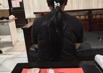 Unit Reskrim Polsek Ketapang Polres Kotawaringin Timur telah mengamankan seorang wanita ibu rumah tangga Sdri SP Bin BE 24th, saat membawa dan menyimpan 1 paket sabu dengan berat kotor 0,49 (nol koma empat sembilan ) gram, pada hari Senin (15/06/2026).