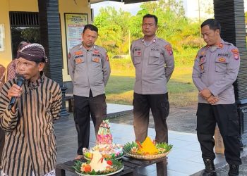 Kapolsek Rakumpit Iptu Didik Suhardianto, S.H., bersama personel Polsek Rakumpit menyambut kedatangan peserta pawai dalam rangka memperingati Tahun Baru Islam 1 Muharam sekaligus tradisi Sedekah Bumi yang digelar masyarakat Kecamatan Rakumpit, Senin (15/6/2026) sore. Kegiatan berlangsung di halaman Mapolsek Rakumpit mulai pukul 16.30 WIB.