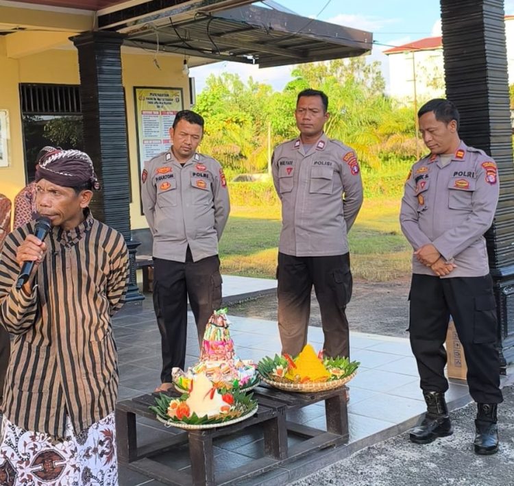 Kapolsek Rakumpit Iptu Didik Suhardianto, S.H., bersama personel Polsek Rakumpit menyambut kedatangan peserta pawai dalam rangka memperingati Tahun Baru Islam 1 Muharam sekaligus tradisi Sedekah Bumi yang digelar masyarakat Kecamatan Rakumpit, Senin (15/6/2026) sore. Kegiatan berlangsung di halaman Mapolsek Rakumpit mulai pukul 16.30 WIB.