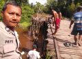 Bhabinkamtibmas Kelurahan Marang Polsek Bukit Batu melaksanakan sambang kamtibmas dengan menyambangi warga yang sedang melakukan perbaikan jembatan di wilayah Kelurahan Marang.