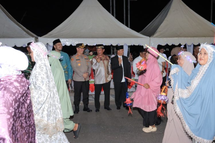 Pawai Ta'aruf resmi dilepas oleh Bupati Seruyan Ahmad Selanorwanda, S.E., M.Si., dari depan Stadion Gagah Lurus, Jalan A. Yani, Kelurahan Kuala Pembuang II, Kecamatan Seruyan Hilir.