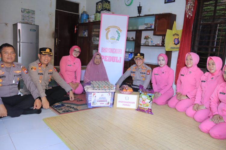 Kapolres Seruyan AKBP Beddy Suwendi, S.H., S.I.K., memimpin langsung kegiatan Anjangsana sekaligus penyerahan tali asih dan paket bantuan sosial kepada para Purnawirawan Polri dan Warakawuri di wilayah Kelurahan Kuala Pembuang, Kecamatan Seruyan Hilir, Selasa (16/6/2026) mulai pukul 08.00 WIB.