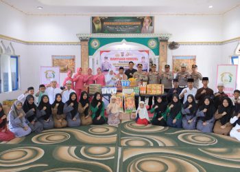 Kapolres Seruyan AKBP Beddy Suwendi, S.H., S.I.K., memimpin langsung kegiatan Anjangsana sekaligus penyerahan tali asih dan paket bantuan sosial kepada para Purnawirawan Polri dan Warakawuri di wilayah Kelurahan Kuala Pembuang, Kecamatan Seruyan Hilir, Selasa (16/6/2026) mulai pukul 08.00 WIB.