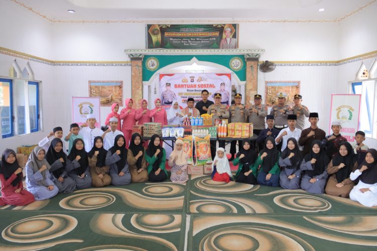 Kapolres Seruyan AKBP Beddy Suwendi, S.H., S.I.K., memimpin langsung kegiatan Anjangsana sekaligus penyerahan tali asih dan paket bantuan sosial kepada para Purnawirawan Polri dan Warakawuri di wilayah Kelurahan Kuala Pembuang, Kecamatan Seruyan Hilir, Selasa (16/6/2026) mulai pukul 08.00 WIB.