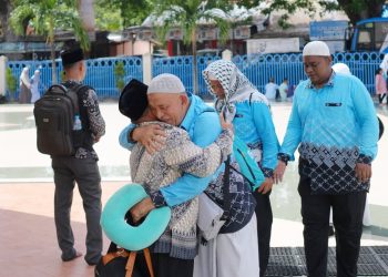 Sebanyak 68 jamaah yang tergabung dalam Kelompok Terbang (Kloter) 2 tiba kembali di Kota Sabang setelah menunaikan ibadah haji Tahun 1447 Hijriah/2026 M dan disambut melalui prosesi peusijuek di Masjid Agung Babussalam.
