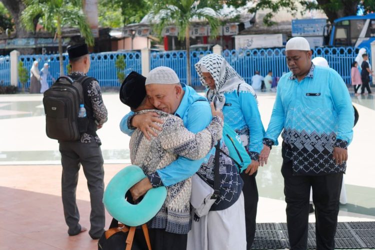 Sebanyak 68 jamaah yang tergabung dalam Kelompok Terbang (Kloter) 2 tiba kembali di Kota Sabang setelah menunaikan ibadah haji Tahun 1447 Hijriah/2026 M dan disambut melalui prosesi peusijuek di Masjid Agung Babussalam. 