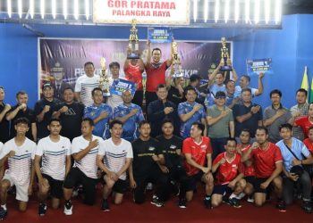 Kapolda Kalteng Irjen Pol Iwan Kurniawan, bersama Ketua PBSI Kalteng H. Sugiyanto, sejumlah pejabat utama, menyerahkan piala kepada Tim Ganda Putra Polres Kapuas Idrus Sandi/Arum Wijaya dan Reky Lawe/Edho Yohanes.