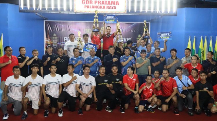 Kapolda Kalteng Irjen Pol Iwan Kurniawan, bersama Ketua PBSI Kalteng H. Sugiyanto, sejumlah pejabat utama, menyerahkan piala kepada Tim Ganda Putra Polres Kapuas Idrus Sandi/Arum Wijaya dan Reky Lawe/Edho Yohanes.