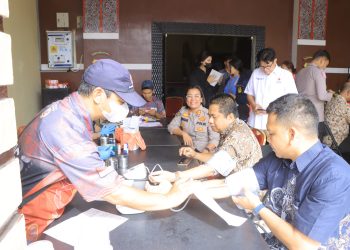 Kegiatan sosial tersebut dipimpin langsung oleh Kapolres Samosir, AKBP Rina Sry Nirwana Tarigan, S.I.K., M.H melalui Sidokkes Polres Samksir bekerja sama dengan PMI Kota Pematangsiantar, PMI Kabupaten Samosir.