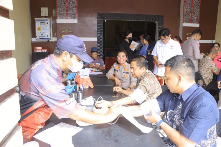Kegiatan sosial tersebut dipimpin langsung oleh Kapolres Samosir, AKBP Rina Sry Nirwana Tarigan, S.I.K., M.H melalui Sidokkes Polres Samksir bekerja sama dengan PMI Kota Pematangsiantar, PMI Kabupaten Samosir.