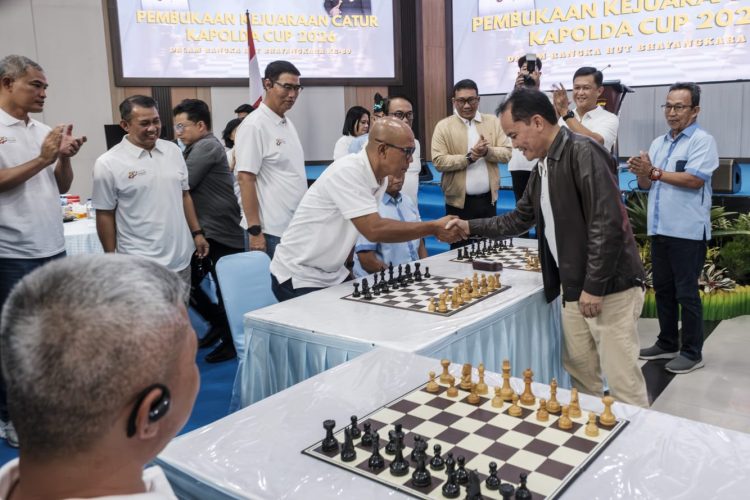 Kejuaraan Catur ini, dibuka secara langsung oleh Gubernur Kalteng H. Agustiar Sabran, dan dihadiri Kapolda Irjen Pol Iwan Kurniawan, para pejabat utama Polda Ketua Bhayangkari Kalteng, unsur forkopimda, serta 81 peserta terdiri dari anggota Polri 55 orang dan 26 masyarakat umum.