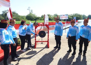 Kegiatan ini dilaksanakan di bawah kawasan Jembatan Sungai Kahayan, Jalan S. Parman, Kota Palangka Raya, dan diikuti sebanyak puluhan tim, dari satuan kerja di Polda Kalteng dan jajaran serta masyarakat umum, Sabtu (20/6/2026).