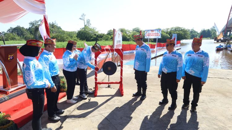 Kegiatan ini dilaksanakan di bawah kawasan Jembatan Sungai Kahayan, Jalan S. Parman, Kota Palangka Raya, dan diikuti sebanyak puluhan tim, dari satuan kerja di Polda Kalteng dan jajaran serta masyarakat umum, Sabtu (20/6/2026).