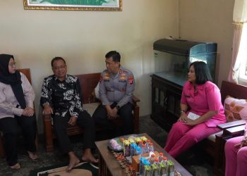 Kapolda Irjen Pol Iwan Kurniawan, bersama Ketua Bhayangkari Kalteng Ny. Maya Iwan Kurniawan dengan melakukan anjangsana ke kediaman anggota Polri yang sakit, purnawirawan Polri dan panti asuhan di wilayah Palangka Raya.