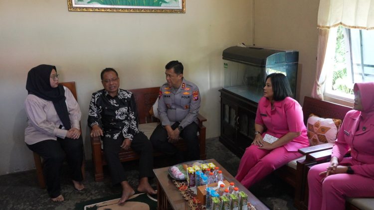 Kapolda Irjen Pol Iwan Kurniawan, bersama Ketua Bhayangkari Kalteng Ny. Maya Iwan Kurniawan dengan melakukan anjangsana ke kediaman anggota Polri yang sakit, purnawirawan Polri dan panti asuhan di wilayah Palangka Raya.