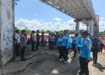 Polresta Palangka Raya melaksanakan pengamanan lomba besei kambe dalam rangka Hari Bhayangkara Ke-80 yang digelar di bawah Jembatan Sungai Kahayan, Jalan S. Parman, Kota Palangka Raya.