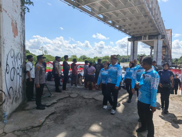 Polresta Palangka Raya melaksanakan pengamanan lomba besei kambe dalam rangka Hari Bhayangkara Ke-80 yang digelar di bawah Jembatan Sungai Kahayan, Jalan S. Parman, Kota Palangka Raya.