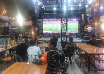 Suasana hangat penuh kebersamaan mewarnai kegiatan nonton bareng (nobar) pertandingan Piala Dunia 2026 yang digelar Personel Kodim 0207/Simalungun