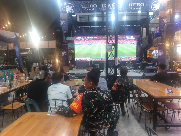 Suasana hangat penuh kebersamaan mewarnai kegiatan nonton bareng (nobar) pertandingan Piala Dunia 2026 yang digelar Personel Kodim 0207/Simalungun