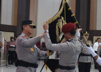 Prosesi pencucian pataka yang menjadi salah satu rangkaian Hari Ulang Tahun (HUT) Bhayangkara ke-80 pada tanggal 1 Juli tersebut, dipimpin langsung Kapolda Kalteng Irjen Pol Iwan Kurniawan, didampingi Wakapolda Brigjen Pol Drs. Yosi Muhamartha, dan dihadiri para pejabat utama serta personel Polda Kalteng.