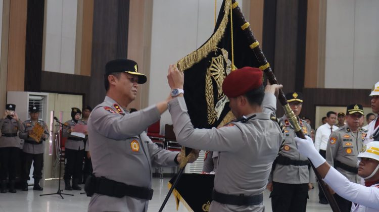 Prosesi pencucian pataka yang menjadi salah satu rangkaian Hari Ulang Tahun (HUT) Bhayangkara ke-80 pada tanggal 1 Juli tersebut, dipimpin langsung Kapolda Kalteng Irjen Pol Iwan Kurniawan, didampingi Wakapolda Brigjen Pol Drs. Yosi Muhamartha, dan dihadiri para pejabat utama serta personel Polda Kalteng.