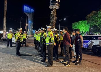 Satlantas Polresta Palangka Raya melaksanakan apel pengecekan dan arahan persiapan patroli gabungan dalam rangka mengantisipasi aksi balap liar di wilayah Kota Palangka Raya, Sabtu (20/6/2026) malam.