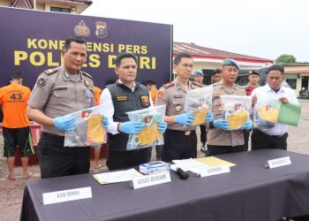 Polres Dairi melakukan konferensi pers terkait hasil penangkapan kasus persetubuhan kepada anak dibawah umur yang terjadi selama tahun 2026. Konferensi itu dipimipin langsung oleh Kapolres Dairi, AKBP Otniel Siahaan di halaman Mapolres Dairi, Senin (22/6/2026).