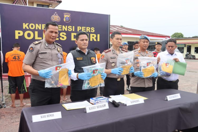 Polres Dairi melakukan konferensi pers terkait hasil penangkapan kasus persetubuhan kepada anak dibawah umur yang terjadi selama tahun 2026. Konferensi itu dipimipin langsung oleh Kapolres Dairi, AKBP Otniel Siahaan di halaman Mapolres Dairi, Senin (22/6/2026).
