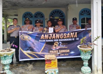 jajaran Polres Samosir menunjukkan kepeduliannya kepada keluarga besar Polri melalui kegiatan anjangsana dan bakti sosial kepada para warakauri di wilayah Kabupaten Samosir, Senin (22/6/2026).