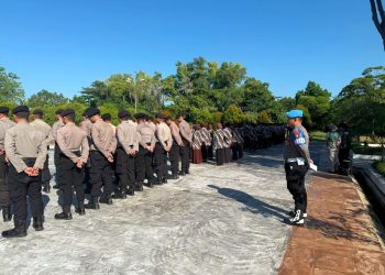 Personel Polresta Palangka Raya mengikuti upacara ziarah rombongan dalam rangka memperingati Hari Ulang Tahun (HUT) ke-XXVII Persatuan Purnawirawan (PP) Polri yang digelar di Taman Makam Pahlawan (TMP) Sanaman Lampang.