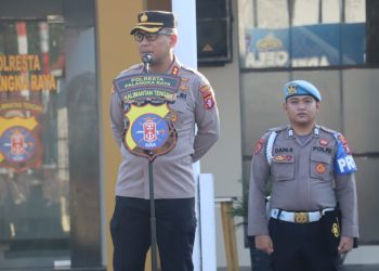Wakapolresta Palangka Raya AKBP Moch Isharyadi Fitriawan, S.I.K., M.M., memimpin apel personel yang digelar di Markas Komando (Mako) Polresta Palangka Raya sebagai sarana penyampaian arahan dan penguatan disiplin kepada seluruh anggota.