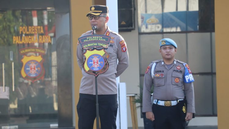 Wakapolresta Palangka Raya AKBP Moch Isharyadi Fitriawan, S.I.K., M.M., memimpin apel personel yang digelar di Markas Komando (Mako) Polresta Palangka Raya sebagai sarana penyampaian arahan dan penguatan disiplin kepada seluruh anggota.