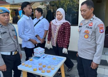 Sidokkes Polresta Palangka Raya melaksanakan pemeriksaan tes urine terhadap 16 Bintara yang baru mutasi masuk sebagai langkah awal dalam memastikan personel bebas dari penyalahgunaan narkoba.