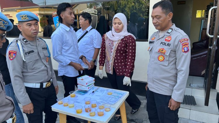 Sidokkes Polresta Palangka Raya melaksanakan pemeriksaan tes urine terhadap 16 Bintara yang baru mutasi masuk sebagai langkah awal dalam memastikan personel bebas dari penyalahgunaan narkoba.