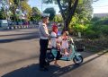 Satuan Lalu Lintas (Satlantas) Polres Seruyan melaksanakan kegiatan penyebaran leaflet dan brosur tentang keselamatan berlalu lintas di Jalan Jenderal Ahmad Yani, Bundaran I, Kuala Pembuang, Kabupaten Seruyan, pada Senin (22/6) mulai pukul 07.45 WIB hingga 08.15 WIB.