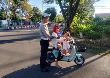 Satuan Lalu Lintas (Satlantas) Polres Seruyan melaksanakan kegiatan penyebaran leaflet dan brosur tentang keselamatan berlalu lintas di Jalan Jenderal Ahmad Yani, Bundaran I, Kuala Pembuang, Kabupaten Seruyan, pada Senin (22/6) mulai pukul 07.45 WIB hingga 08.15 WIB.