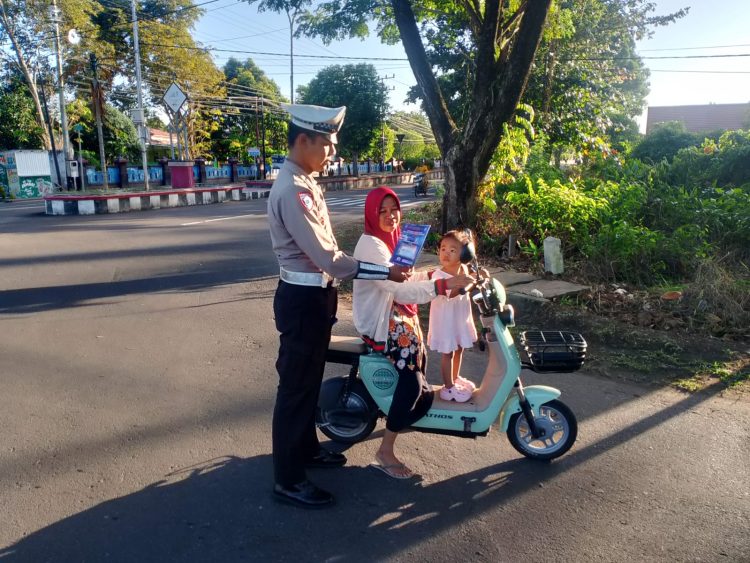 Satuan Lalu Lintas (Satlantas) Polres Seruyan melaksanakan kegiatan penyebaran leaflet dan brosur tentang keselamatan berlalu lintas di Jalan Jenderal Ahmad Yani, Bundaran I, Kuala Pembuang, Kabupaten Seruyan, pada Senin (22/6) mulai pukul 07.45 WIB hingga 08.15 WIB.