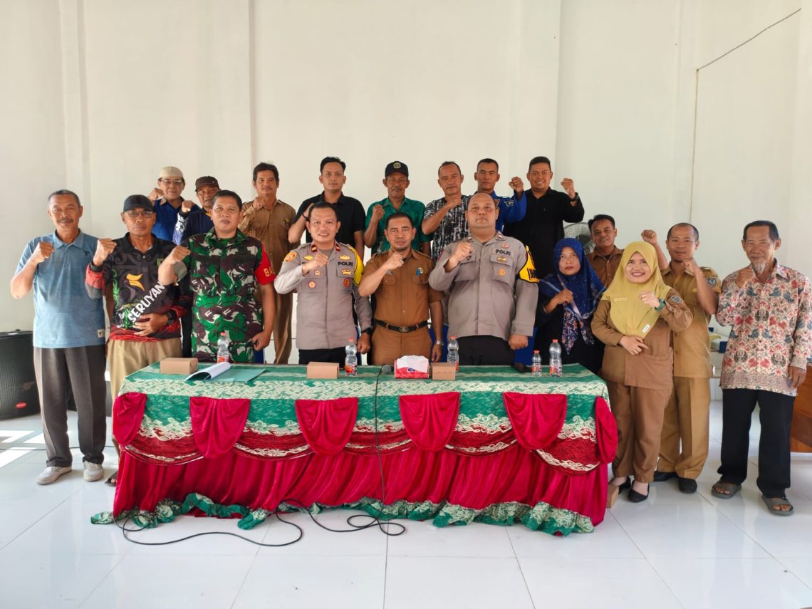 Kapolsek Seruyan Hilir IPDA EKO ANDRIANTO, S.H. melaksanakan kegiatan Silaturahmi dengan Unsur Kelurahan Kuala Pembuang II, Kecamatan Seruyan Hilir, pada Senin (22/6) pukul 09.00 WIB, bertempat di Aula Kelurahan Kuala Pembuang II, Kabupaten Seruyan.
