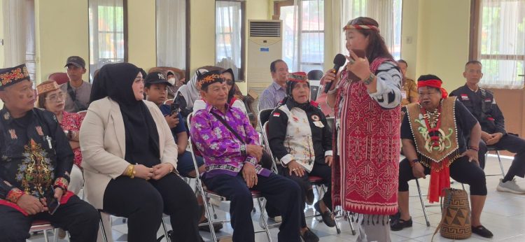 Kegiatan tersebut berlangsung di Aula Kantor Kecamatan Pahandut, Jalan Diponegoro, Kelurahan Langkai, dan dihadiri sejumlah unsur pemerintah, tokoh adat, serta masyarakat.
