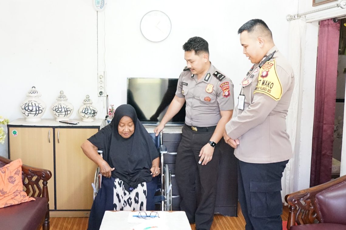 Rumah Sakit Bhayangkara Tingkat III Palangka Raya Biddokkes Polda Kalimantan Tengah menyalurkan bantuan kursi roda kepada penyandang disabilitas sebagai bentuk kepedulian dan pengabdian Polri kepada masyarakat, Senin (22/6/2026) siang.