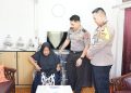 Rumah Sakit Bhayangkara Tingkat III Palangka Raya Biddokkes Polda Kalimantan Tengah menyalurkan bantuan kursi roda kepada penyandang disabilitas sebagai bentuk kepedulian dan pengabdian Polri kepada masyarakat, Senin (22/6/2026) siang.
