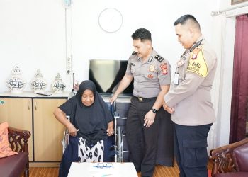 Rumah Sakit Bhayangkara Tingkat III Palangka Raya Biddokkes Polda Kalimantan Tengah menyalurkan bantuan kursi roda kepada penyandang disabilitas sebagai bentuk kepedulian dan pengabdian Polri kepada masyarakat, Senin (22/6/2026) siang.