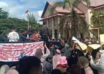 Ratusan warga masyarakat Beutong Ateuh Banggalang bersama mahasiswa Kabupaten Nagan Raya menggelar aksi demonstrasi damai di halaman Kantor Bupati Nagan Raya, Senin (22/06/26).