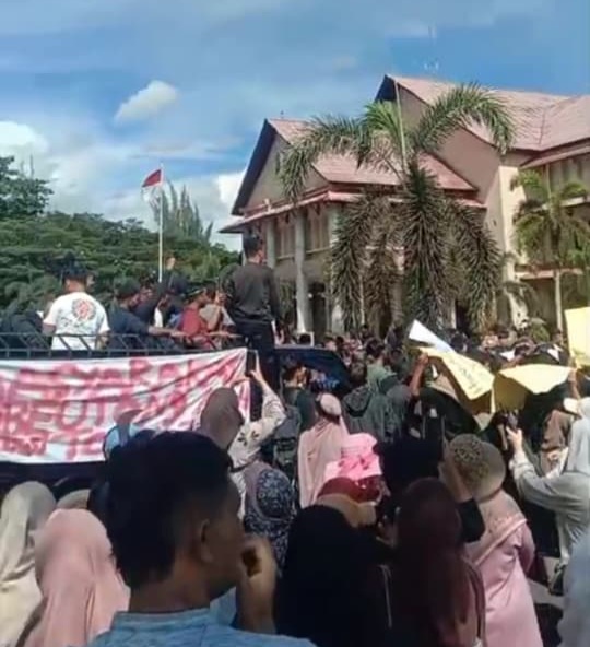 Ratusan warga masyarakat Beutong Ateuh Banggalang bersama mahasiswa Kabupaten Nagan Raya menggelar aksi demonstrasi damai di halaman Kantor Bupati Nagan Raya, Senin (22/06/26).