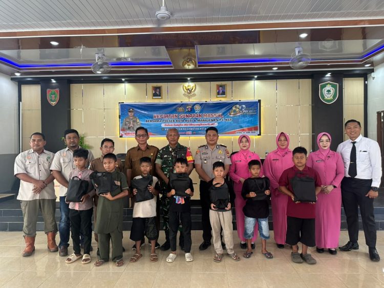 Polsek Kota Besi Polres Kotawaringin Timur mengadakan Kegiatan Sunatan Massal Dalam Rangka HUT Bhayangkara Ke 80 bertempat diAula Kecamatan Kota besi Kabupaten Kotim. Senin siang (22/06/2026).