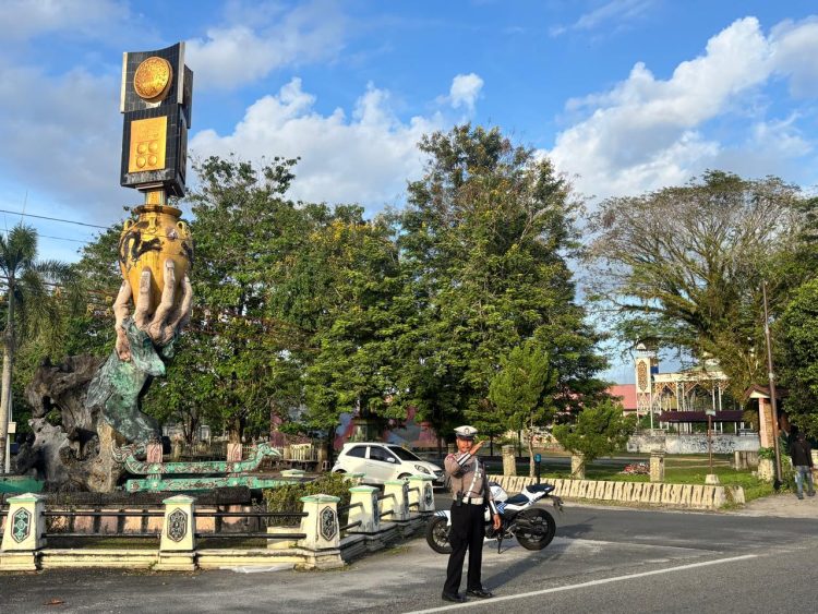 Seperti halnya pengaturan arus lalin yang kembali dilakukan pada Hari Selasa (23/6/2026) mulai pukul 05.45 WIB di sejumlah zona padat pengendara di wilayah Kota Palangka Raya, yang dikomando oleh Kasatlantas, Kompol Hermanto, S.H.